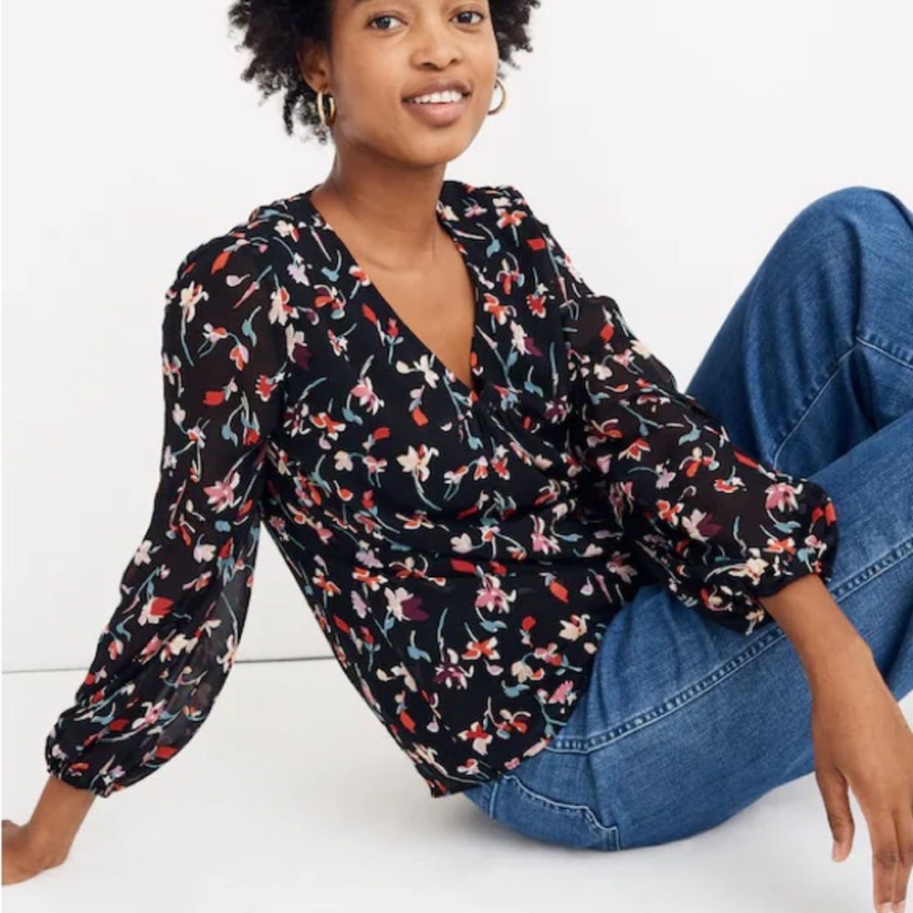 Shirred-Sleeve V-Neck Top in Drifting Flowers